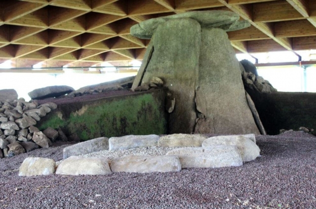 Losas laterales del dolmen de Cabana. Imagen Marta Arias López